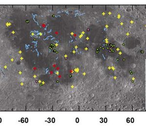 Пространственное распределение вулканических образований неморского типа на Луне. Базовая основа – глобальная мозаика широкоугольной камеры WAC КА LRO (100 м/пкс). Простая цилиндрическая проекция.