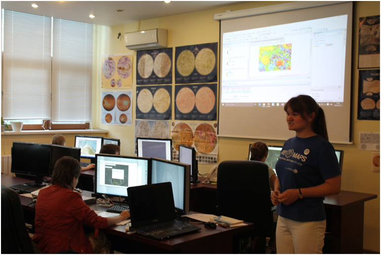 Младший научный сотрудник Наталья Козлова рассказывает слушателям про картографирование лунных кратеров.